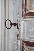 Alte Tür mit rostigem Schlüssel
