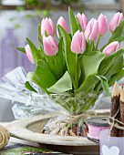 Tulpenstrauss in Cellophanmanschette mit rosafarbenen Tulpen der Sorte Tulipa Gabriella