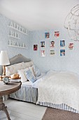 Romantisches Schlafzimmer mit blau-weisser Tapete