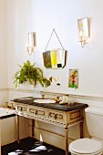 Antiker Waschtisch im Rokoko Stil, und Vintage- Spiegel mit Wandkerzenleuchtern in altertümlichem Bad