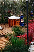 Terrassenplatz aus Holzpaletten bepflanzt mit Agaven & dekoriert mit Laternen