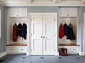 Symmetrische, eingebaute Garderobe im eleganten Landhausstil