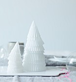 weiße, gestapelte Papiermanschetten als Weihnachtsbäumchen