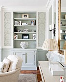 Glamouröses Wohnzimmer mit hellen klassischen Möbeln