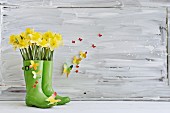 Gummistiefel umfunktioniert als frühlingshafte Blumenvase & dekoriert mit Papierschmetterlingen