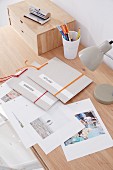 Quick, homemade photo albums – photos printed on white paper in cardboard folders with elastic bands