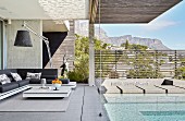 Luxuriöse überdachte Terrasse mit modernem Design und Pool