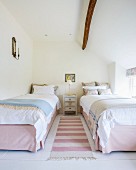 Rosa-weiss gestreifter Teppichläufer zwischen Einzelbette in ländlichem Schlafzimmer