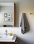 Moderner Waschtisch mit Spiegelschrank, seitlich aufgehängtes Handtuch mit Zig-Zag-Muster