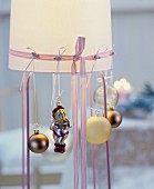 Lampenschirn weihnachtlich dekoriert mit Schleifenband & Christbaumanhängern