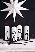 Verzierte Kerzen für die vier Adventssonntage
