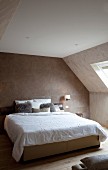 Naturfarbenes Schlafzimmer unter dem Dach mit Fell-Tapete