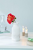 Porzellanvase mit Feinstrumpfhose und weisser Farbe überzogen, dekoriert mit Rose und Kerzenlicht