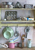 Küchenregal mit verschiedenen Backutensilien im Vintage-Stil