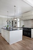 Landhausküche mit Kücheninsel und silbernen Deckenlampen