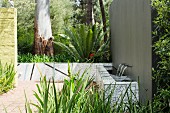 Gemauerter Brunnen mit Fliesenmosaik im Garten