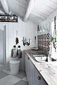 weiße Vintage-Küche in einer skandinavischen Blockhütte
