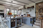 Offene Küche mit freistehendem Küchenblock blaugrau lackiert im Landhausstil