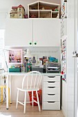Weißer Schreibtischplatz mit Schubladenschrank und weißem Hängeschrank mit Puppenhaus in Mädchenzimmer