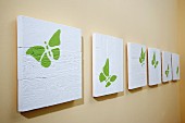 DIY-Wanddekoration aus Rauspund mit Schmetterlingsmotiven (Ausschnitt)
