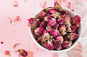 Getrocknete Rosenblüten aus Marokko in einer Schale, Zutaten für Rosentee