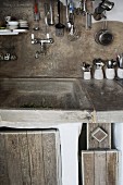 Gemauerte Küche mit rustikalen Holzfronten