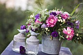 Sommerlicher, romantischer Blumenstrauss auf Tisch im Freien