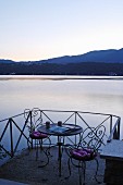 Romantischer Sitzplatz am See in der Abenddämmerung