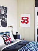 Schlafzimmer mit blau-weiss-roten Farbakzenten, Kissenhülle mit 'Union Jack' auf Bett