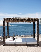 Strandbett vor dem Restaurant Grand Africa Café & Beach, Kapstadt, Südafrika