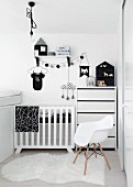 Schwarz-weiss gestaltetes Kinderzimmer Schalenstuhl