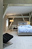 Schlafzimmer mit Holzbalken und grauen Wänden