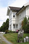 Traditionelle, norwegische Landhausvilla mit Terrassenplatz