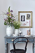 Blumenstrauss mit Löwenmäulchen und Kamillenstrauss in Porzellanvasen mit Perlmuttdekor