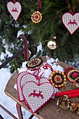Alpine Christmas decorations: fabric love-hearts and home-made gingerbread decorations