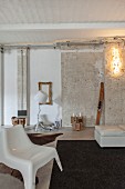 weiße Sitzmöbel und unverputzer Ziegelwand im Loungebereich einer Loftwohnung