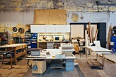 Eine Tischler-Werkstatt mit Werkbank