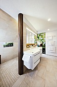Geschwungener, weißer Waschbeckenunterbau in elegantem Designerbad mit Duschbereich und Fotokunst