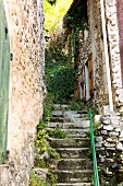 Steile Steintreppe zwischen mediterranen Häusern