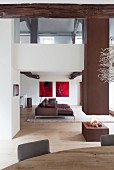 Offener Wohnbereich in modernisiertem Landhaus mit Galerie und offenem Kaminfeuer