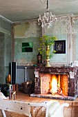 Kaminfeuer in Vintage Wohnraum mit Blumendeko