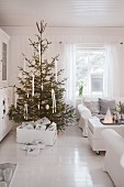 Schlichter Weihnachtsbaum im weißen Wohnzimmer