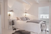 Schlafzimmer in Weiß und Grau mit Holzboden und Holzdecke