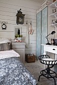 Schlafzimmer im Shabby Chic mit Holzwand und Schreibtisch