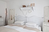 Schlafzimmer im Shabby Chic mit verschiedenen Weißtönen