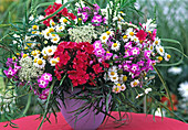 Blumenstrauß aus Phlox, Margeriten, Gräsern