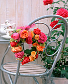 Drahtherz mit Rosenblüten und Hydrangea (Hortensienblüten)