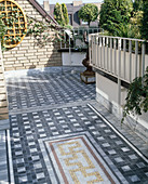 Dachterrasse mit Mosaik-Pflasterung