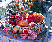 Metalltablett mit Rosa (gefrorenen Rosenblüten)