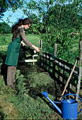 Construction of a compost - Distribute grass clippings on earth layer